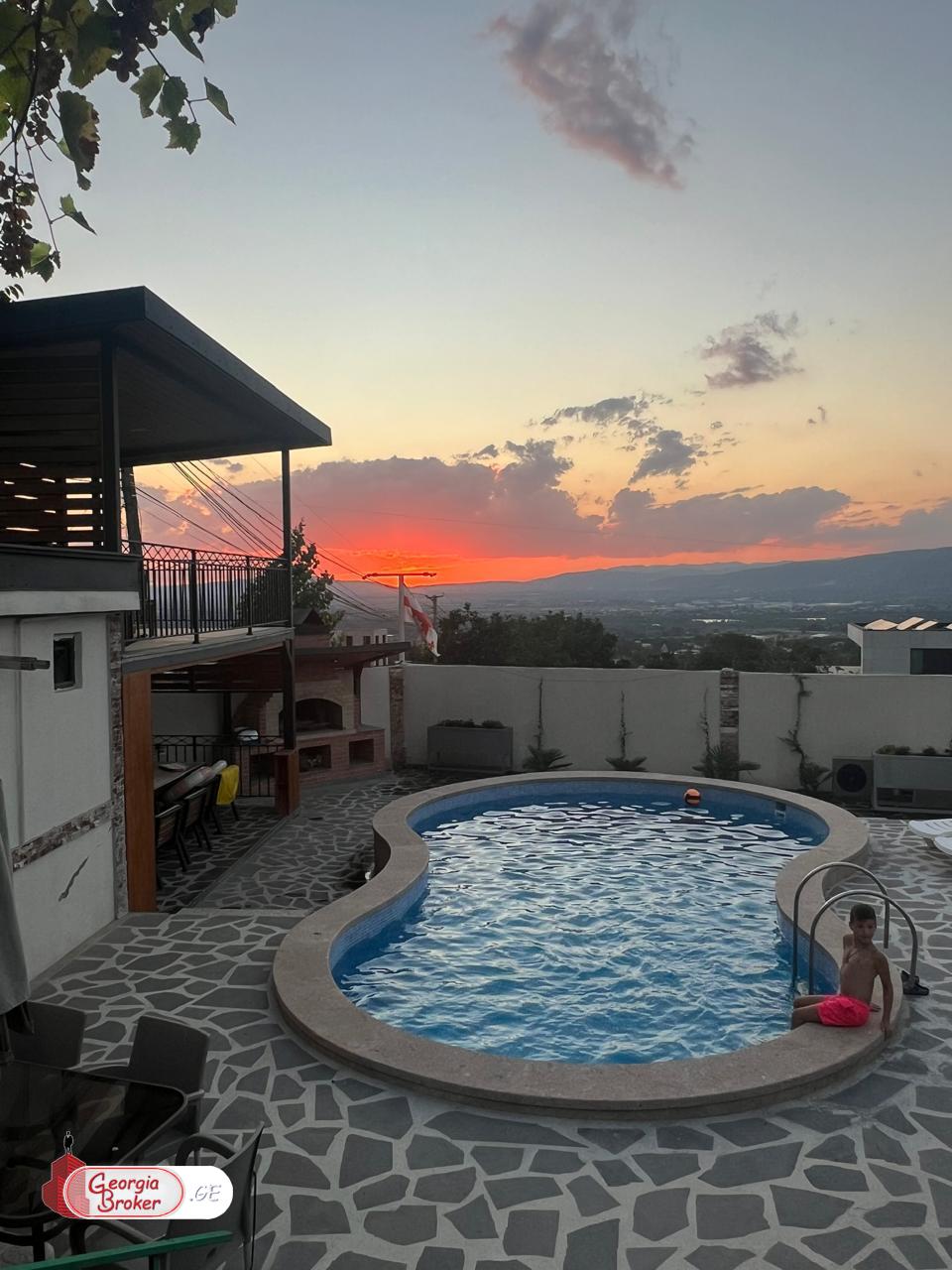 ქირავდება ახალი გარემონტებული 9 ოთახიანი  აგარაკი საგურამოში